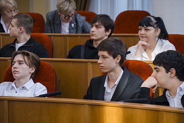 Старшеклассники заняли депутатские кресла